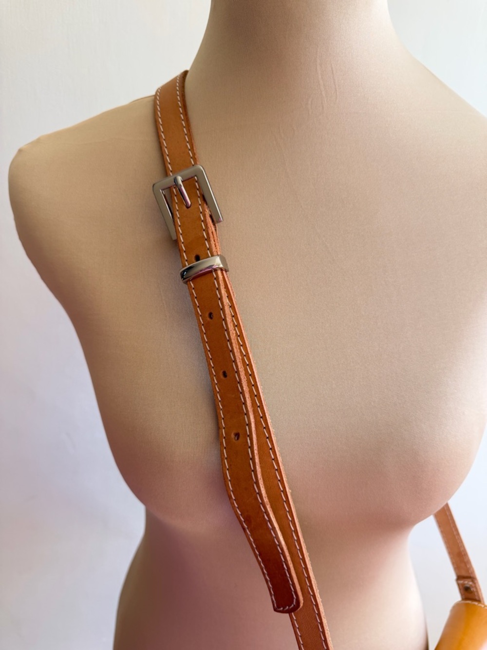 JOYDIVISION Vintage Handstitched Leather Crossbody Tan Small Saddle Bag - Picture 4 of 7